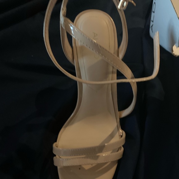 Women also size 6 sandal - Picture 2 of 3